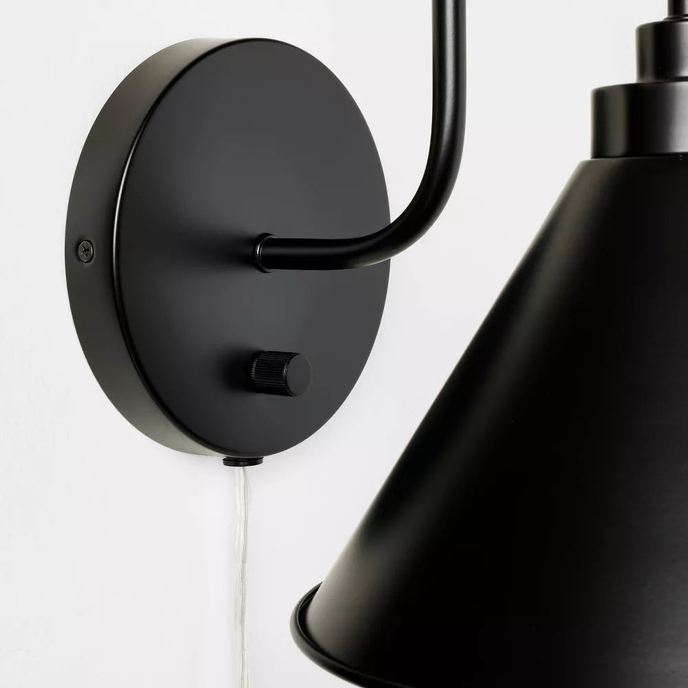 Plug-in zakrzywione ramię ścienne z stożkiem metalowym cieniem