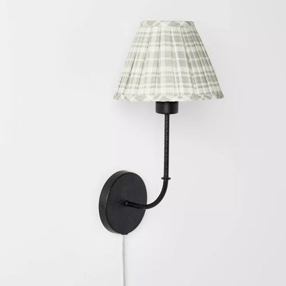 Plug-in Wall Sconce z plisowanym cieniem tkaniny