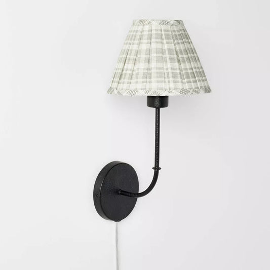 Plug-in Wall Sconce z plisowanym cieniem tkaniny