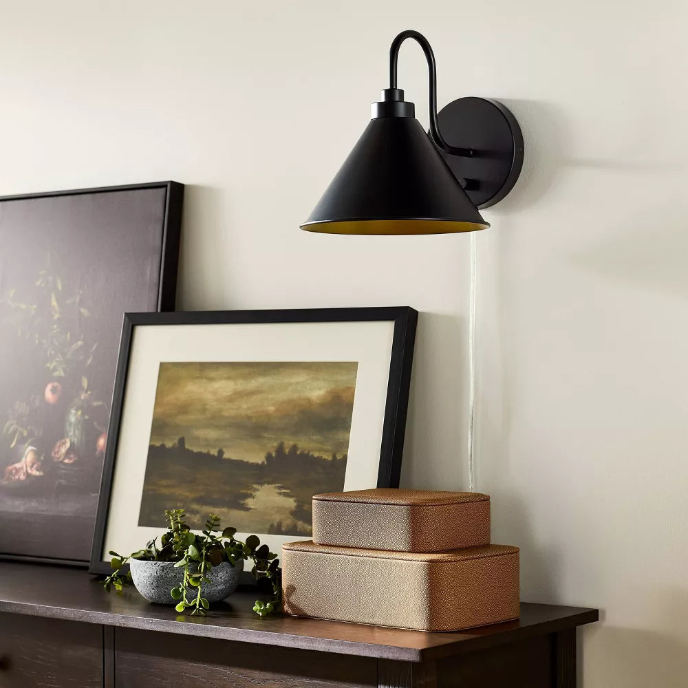Plug-in zakrzywione ramię ścienne z stożkiem metalowym cieniem