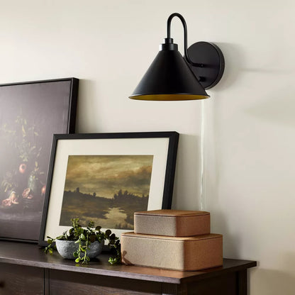 Plug-in zakrzywione ramię ścienne z stożkiem metalowym cieniem