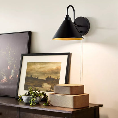 Plug-in zakrzywione ramię ścienne z stożkiem metalowym cieniem